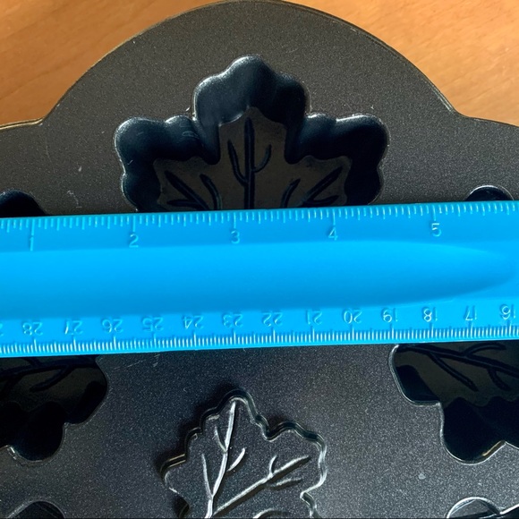 Nordic Ware Maple Leaf Pan - Picture 5 of 7